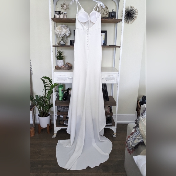 Elegant White Wedding Gown - Picture 16 of 16